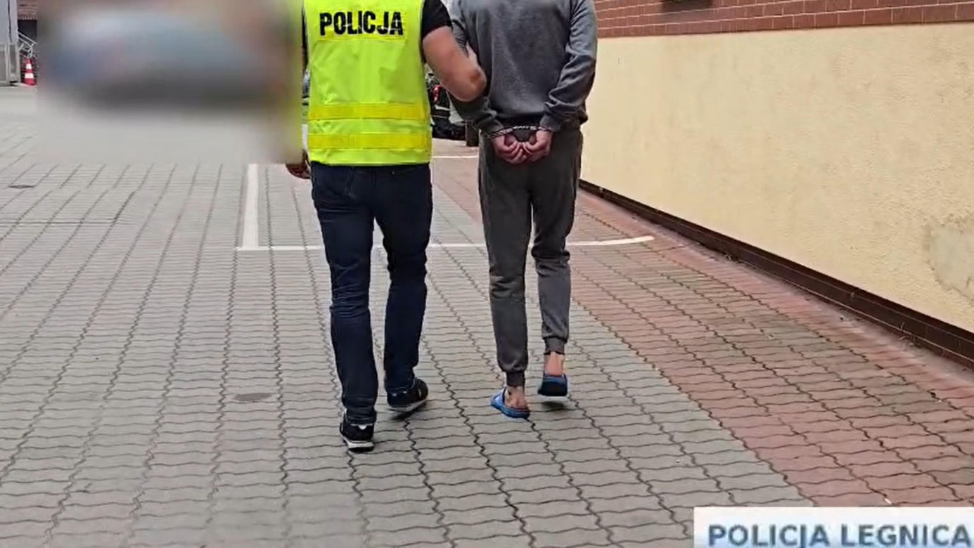 Awantura przed blokiem. 49-latek zginął od ciosów nożem! Para w areszcie