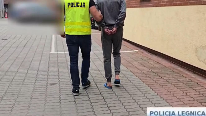 Awantura przed blokiem. 49-latek zginął od ciosów nożem! Para w areszcie