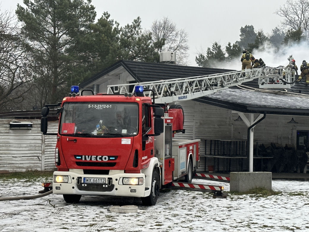 Płonie restauracja na Choszczówce. Na miejscu ponad 10 zastępów straży pożarnej
