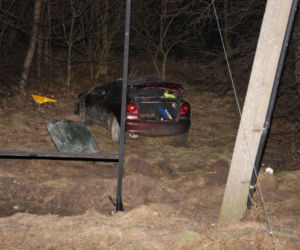 Młody kierowca wypadł z drogi i uderzył w słup! Na jaw wyszło coś strasznego [ZDJĘCIA]