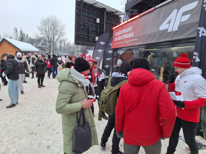 Tłumy kibiców pod Wielką Krokwią w Zakopanem