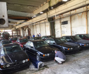 Bułgaria. Odnaleziono w magazynie 11 fabrycznie nowych BMW E34