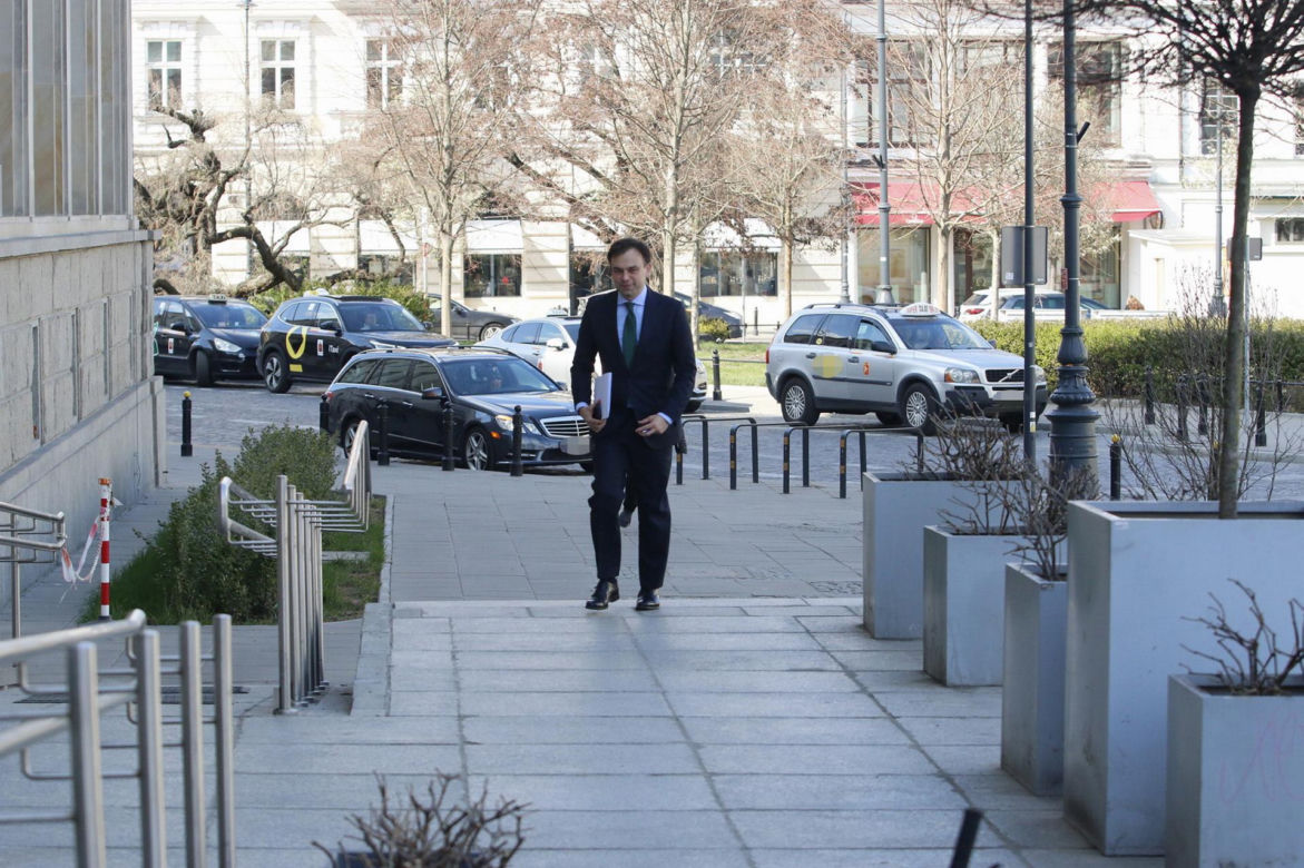 Spotkanie ministra finansów z robotem