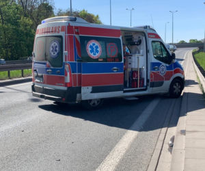 Dachowanie traficara w Warszawie. Ściął latarnię, która uderzyła w drugi pojazd