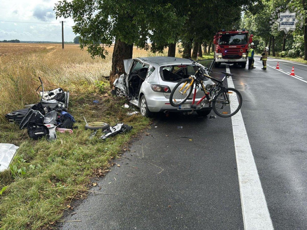 Czarny alert na Śląsku. Mazda roztrzaskała się na drzewie. Nie żyje kierowca