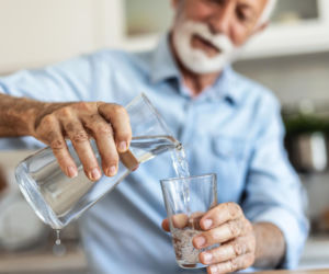 Czujesz pragnienie? To już sygnał ostrzegawczy dla mózgu. Neurolodzy apelują szczególnie do seniorów