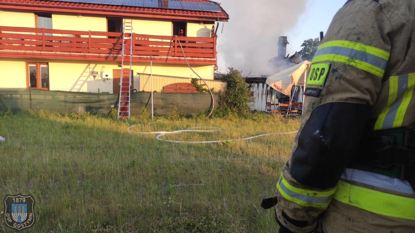 Gaszenie przez strażaków pożaru Baru Letniego