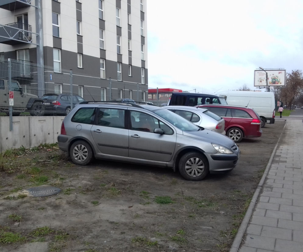 Tak wygląda nielegalny parking przy Bieńczyckiej 15