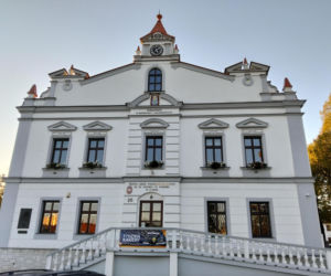 To miasto w województwie małopolskim ma jeden z najpiękniejszych rynków. Olśniewa również zabytkowym ratuszem