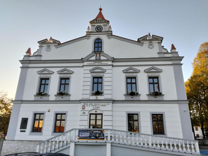 To miasto w województwie małopolskim ma jeden z najpiękniejszych rynków. Olśniewa również zabytkowym ratuszem