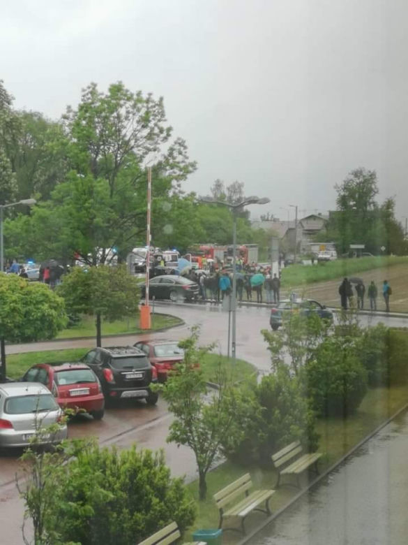 Dramatyczny wypadek w Krakowie: Rozpędzone BMW wjechało w grupę pieszych, wielu rannych