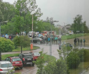 Dramatyczny wypadek w Krakowie: Rozpędzone BMW wjechało w grupę pieszych, wielu rannych