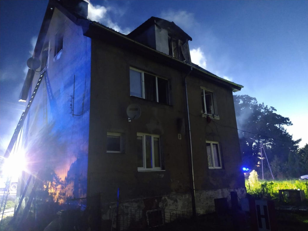 Pożar mieszkania, matka z dziećmi wyskoczyła z okna przed ogniem