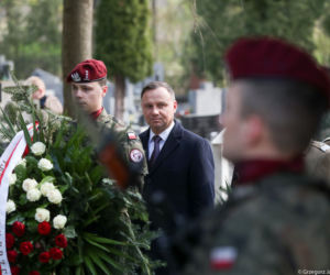 Rocznica Katastrofy Smoleńskiej w Krakowie. Prezydent Duda oddał hołd ofiarom