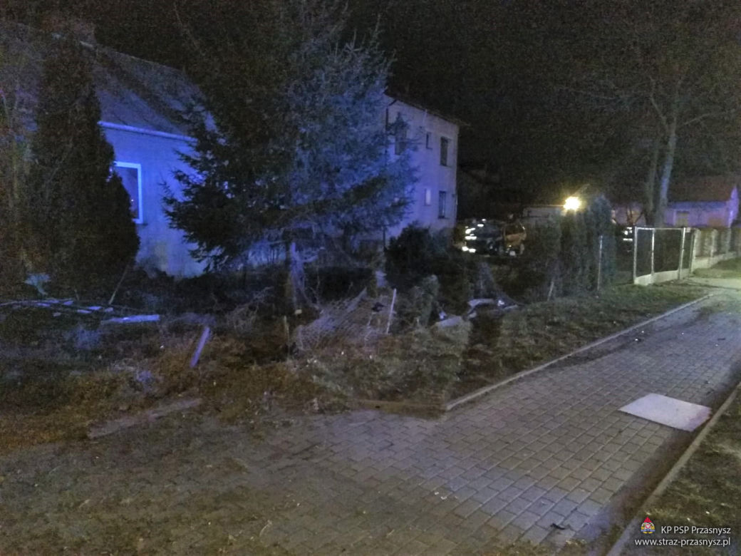 Przasnysz. Dachował przez dwie posesje, lądując przed domem! Trafił na OIOM! [ZDJĘCIA]