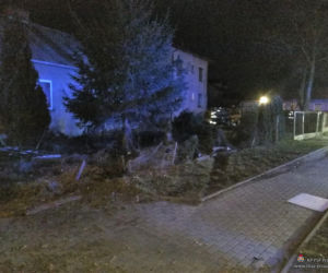 Przasnysz. Dachował przez dwie posesje, lądując przed domem! Trafił na OIOM! [ZDJĘCIA]