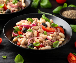 Marokańska sałatka z fasoli pełna aromatu. Idealna na lunch czy kolację