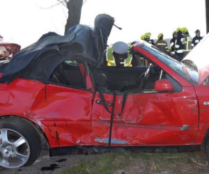 Tragiczny wypadek na Kociewiu. W Dąbrówce 16-latek wypadł z kabrioletu i zginął