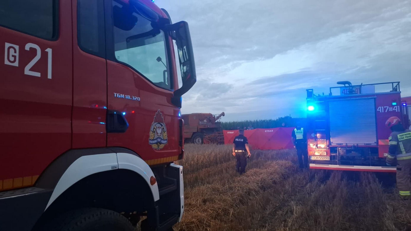Śmiertelny wypadek na polu pod Chojnicami. Ojciec potrącił kombajnem 29-letniego syna [ZDJĘCIA]