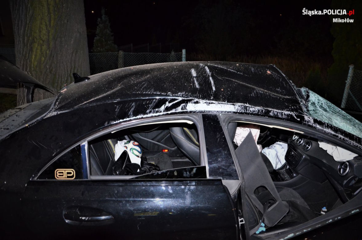 Mikołów: 20-latek rozbił mercedesa! W środku cztery osoby [ZDJĘCIA]