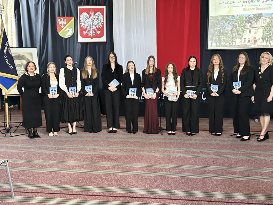 Czwartoklasiści po absolutorium. Wkrótce matury