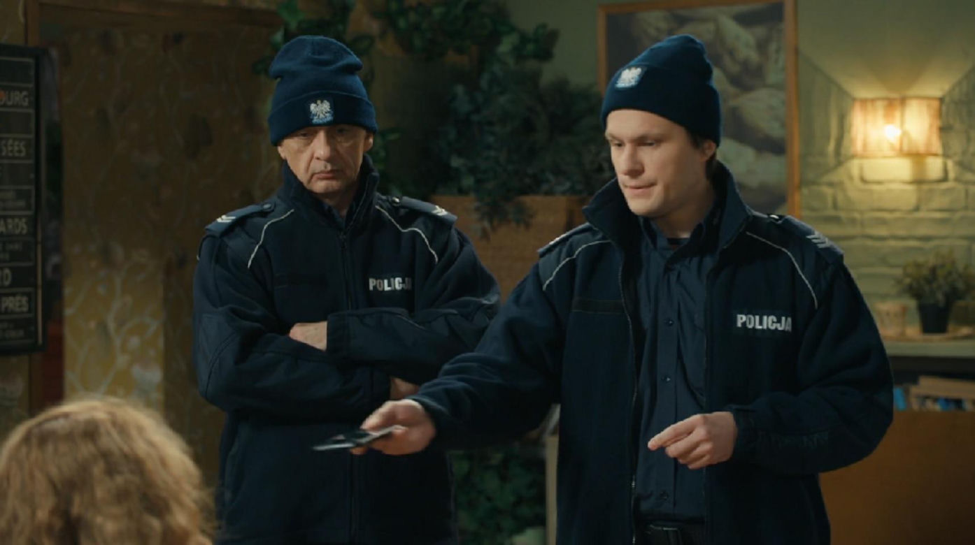 Barwy szczęścia, ostatni odcinek 3194. Policjant (Sebastian Magdziński), policjant (Michał Rudnik)