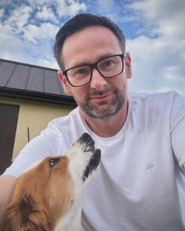 Daniel Obajtek na kawie w markowych okularach