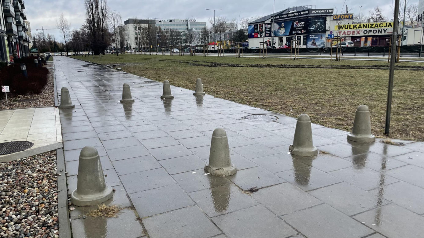 Karetka zakopała się w grząskim trawniku bo na drodze pożarowej stoją słupki 