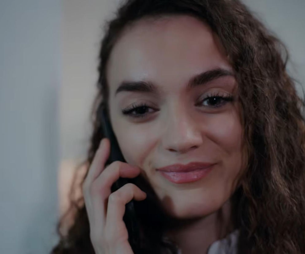 Uśmiechnięta Nana z serialu Dziedzictwo rozmawia przez telefon. O jej tajemnym spotkaniu przeczytasz na Eska.