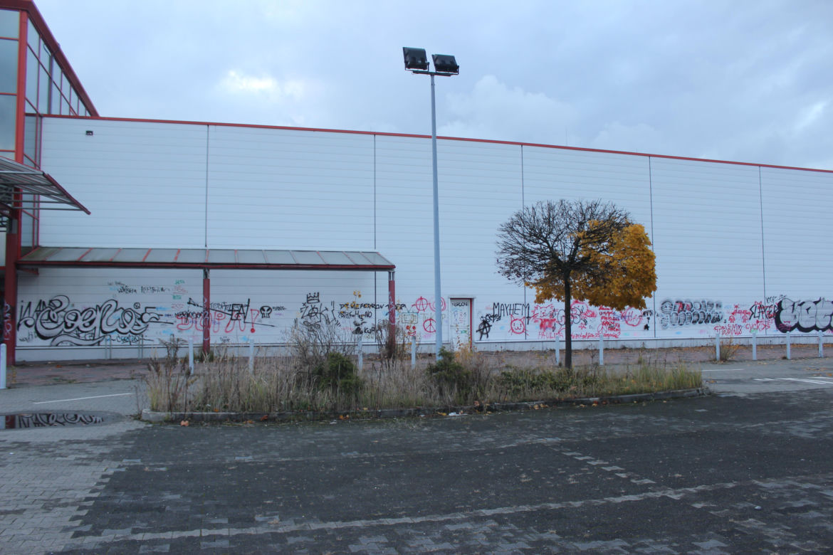 Dawny supermarket Auchan w Dąbrowie Górniczej już nie będzie straszył