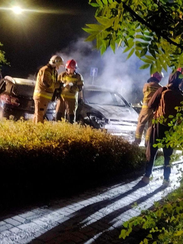 Nocny pożar samochodów na parkingu w Częstochowie. Nieznany sprawca podłożył ogień 