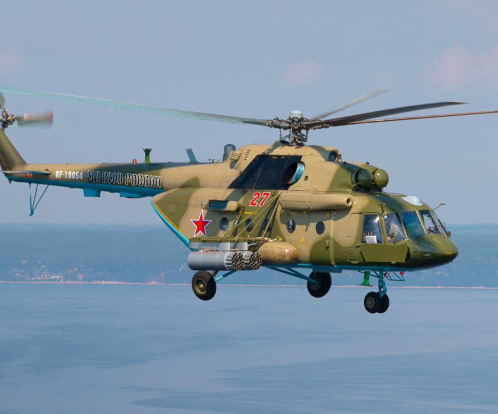 Rosyjski śmigłowiec wojskowy Mi-8 w kamuflażu leci nad wodą. O incydencie w Braniewie przeczytasz na SE Portal Obronny.