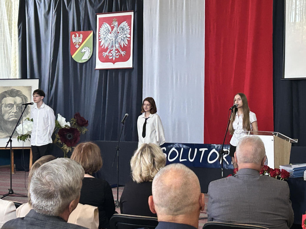 Czwartoklasiści po absolutorium. Wkrótce matury