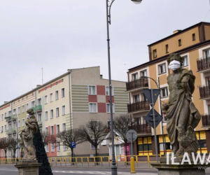 Iława. Na rzeźbach zawiesili maseczki ochronne