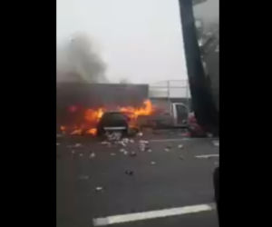 Karambol na autostradzie A4. Zderzyły się cztery samochody. Jeden stanął w płomieniach. Potężne utrudnienia