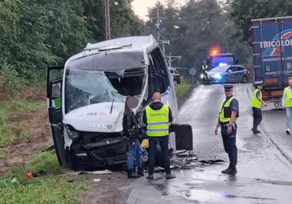 Wypadek busu z dziećmi. Pomogli żołnierze