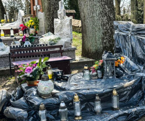 Ptasi terror w Jezioranach! Cmentarz tonie w odchodach, a mieszkańcy są bezradni. „Groby trzeba owijać folią!”