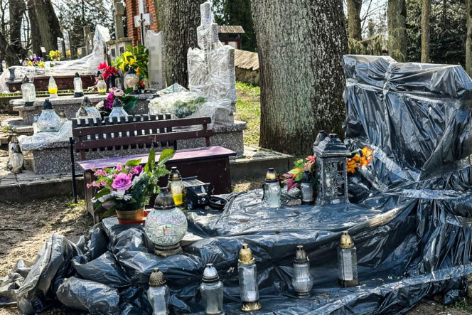Ptasi terror w Jezioranach! Cmentarz tonie w odchodach, a mieszkańcy są bezradni. „Groby trzeba owijać folią!”