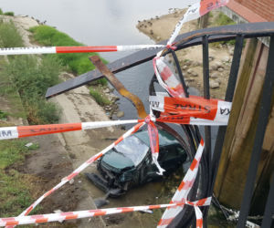 Auto przebiło barierki i wleciało do ujścia Trynki do Wisły w Grudziądzu