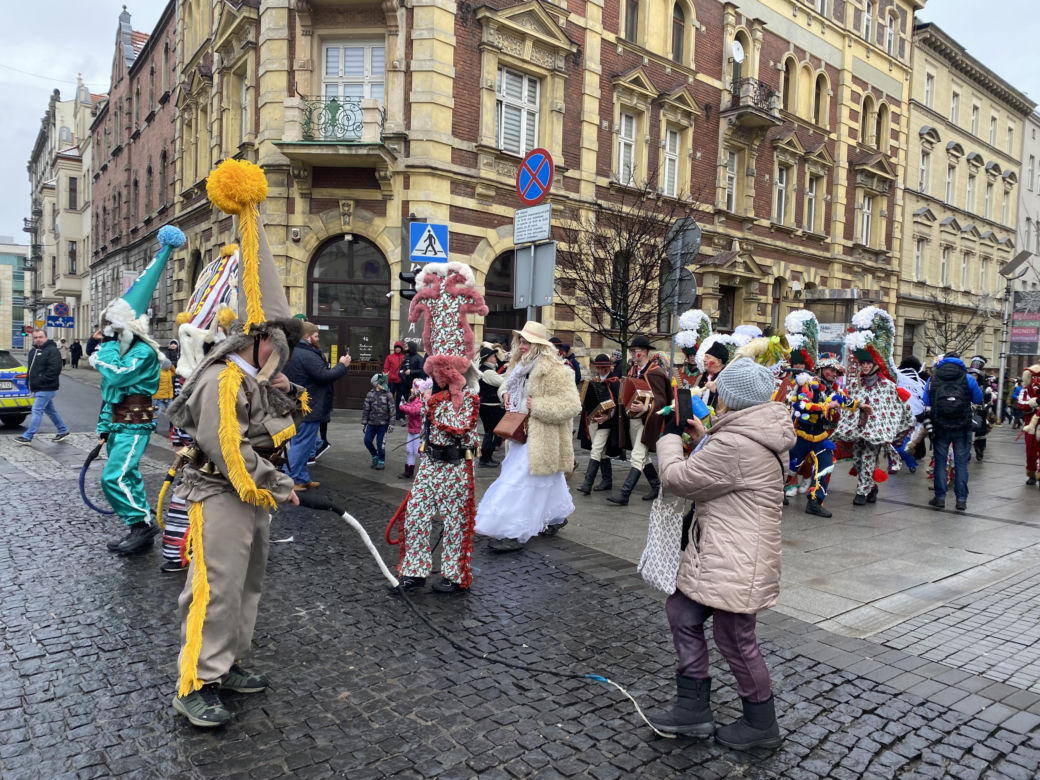 Żywieckie dziady narobiły larma w Katowicach. Barwny korowód przeszedł ulicami miasta