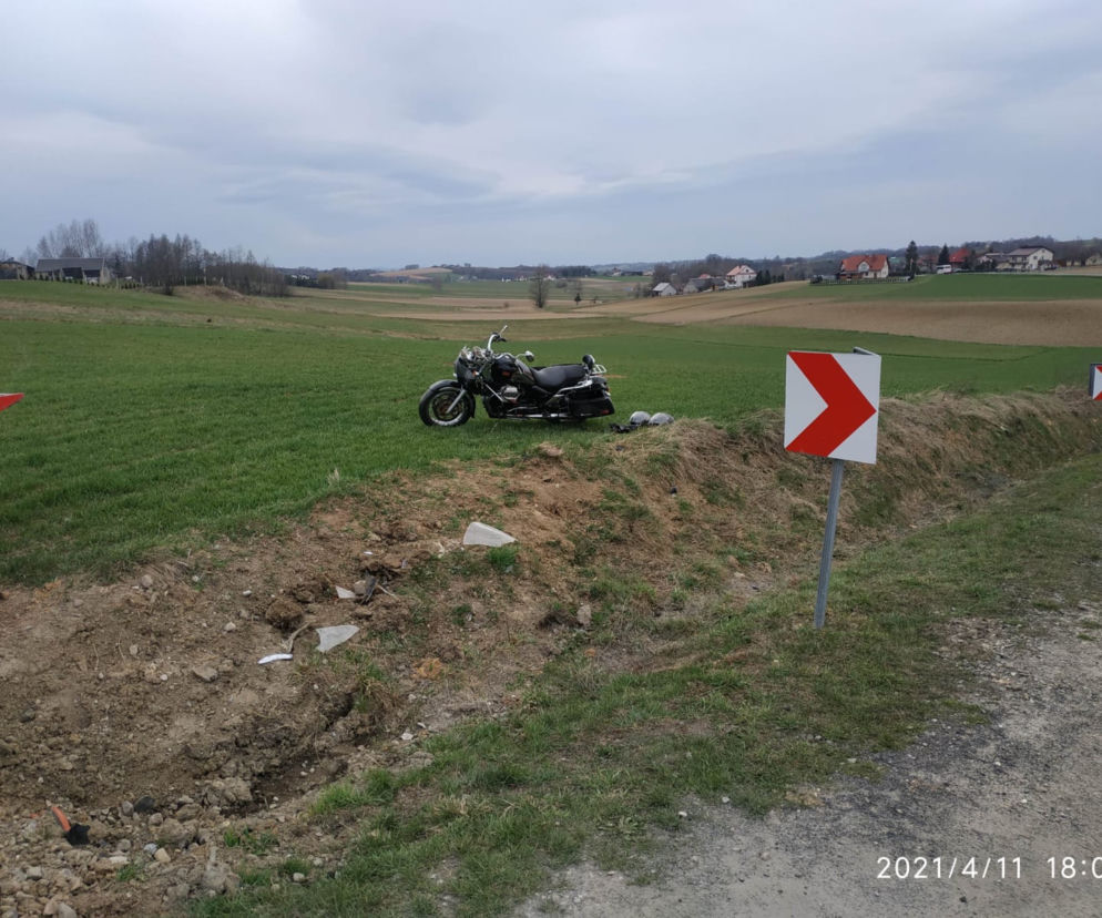 Kowalowa. Groźny wypadek motocyklisty. Jego pasażerka ma złamany kręgosłup