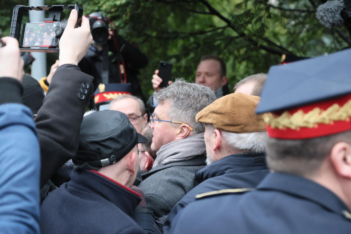 Przepychanki przed Sejmem. Wąsik i Kamiński przed zamkniętymi drzwiami 