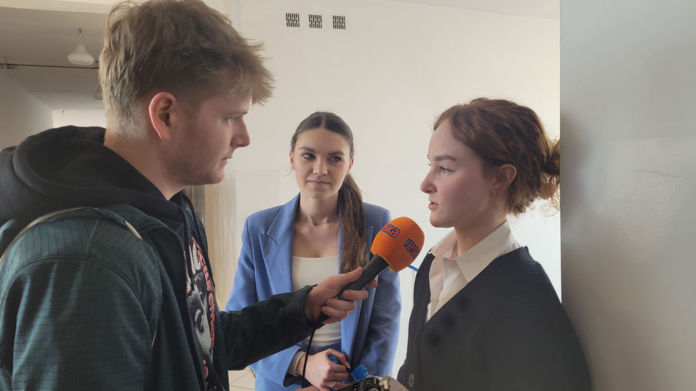 Matura 2023. Uczniowie z IV LO w Olsztynie przed rozpoczęciem egzaminu z języka polskiego