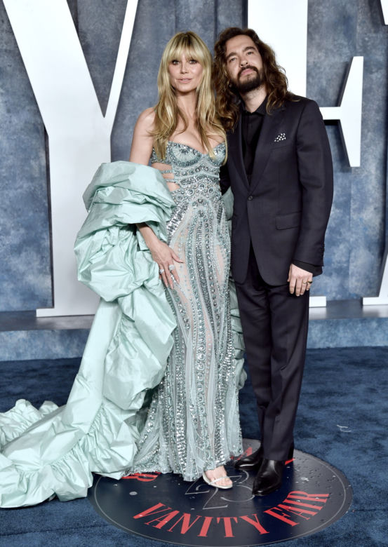 50-letnia Heidi Klum całkiem nago. Zakryła się tylko pudełkiem z chińszczyzną