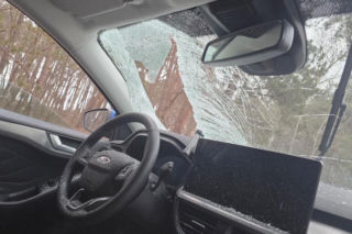 Bryła lodu wbiła się w przednią szybę. Zaniedbanie mogło skończyć się tragedią