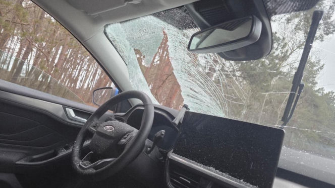 Bryła lodu wbiła się w przednią szybę. Zaniedbanie mogło skończyć się tragedią