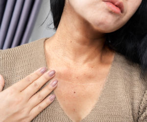 Tech neck i „indycza szyja” tworzą zmarszczki, które trudno później usunąć. Zobacz, jak zatrzymać ten efekt