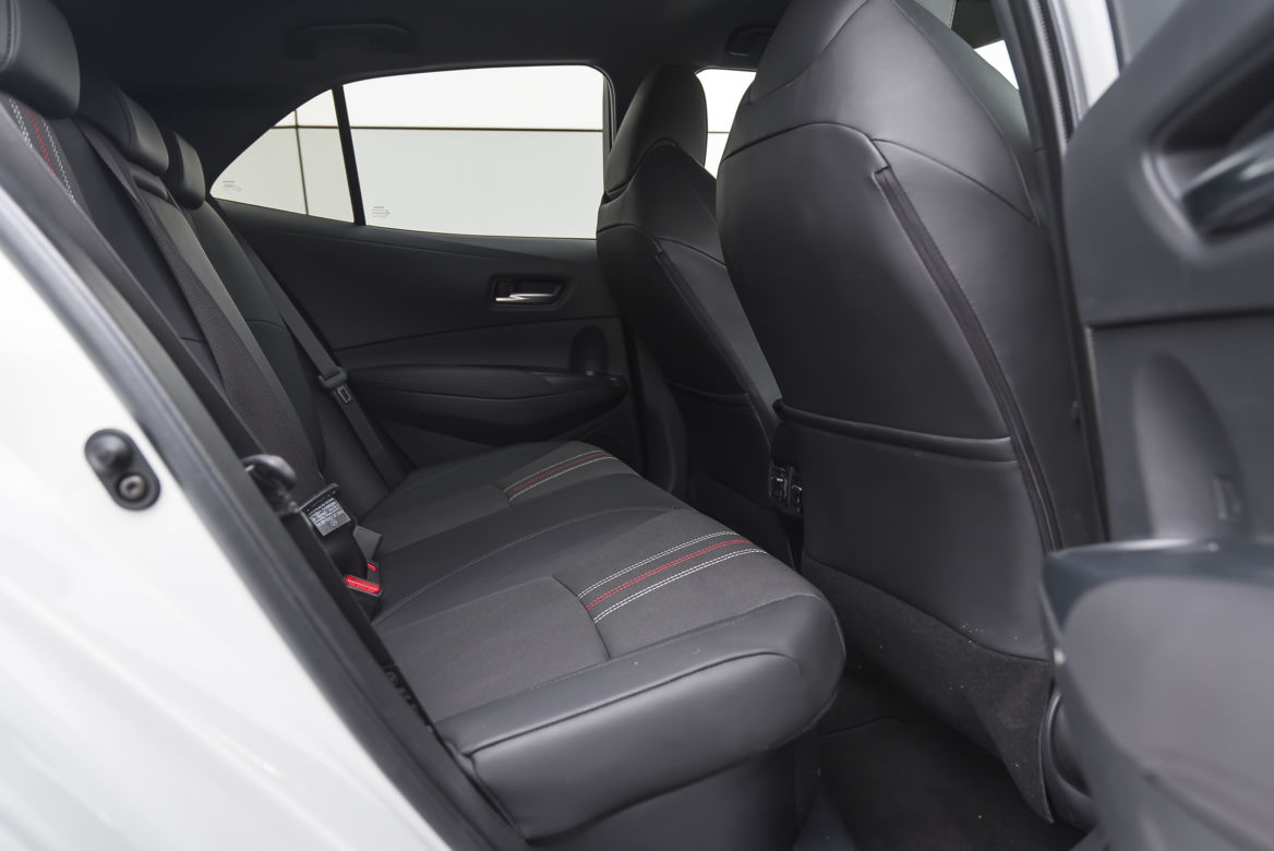 Toyota Corolla GR Sport 2.0 Hybrid Dynamic Force 184 KM e-CVT vs. Volkswagen Golf 8 1.5 eTSI 150 KM Style DSG7