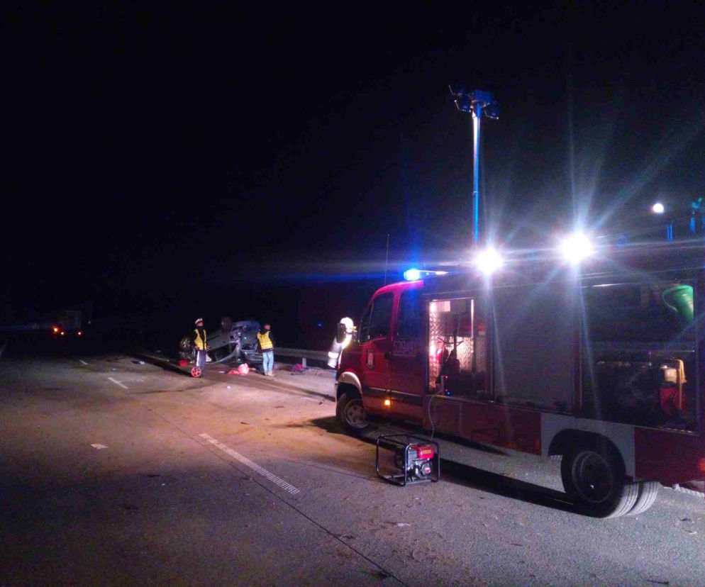 KOSZMARNY wypadek na S8 w Łódzkiem. W dachującym aucie zginął mężczyzna, 2 osoby w szpitalu. Co tam się stało?