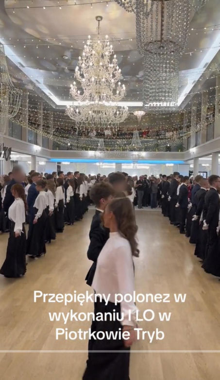 To nagranie ze studniówki zachwyca! Polonez  jak z innych czasów.  Białe bluzki, czarne spódnice